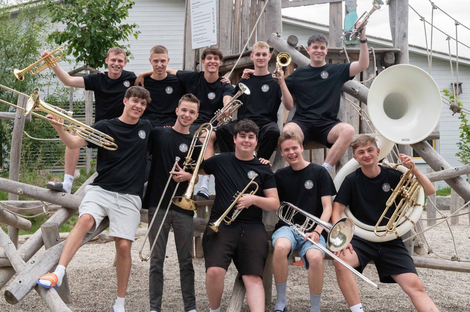 Gruppenfoto der Brass Band Bierguine auf der Bühne