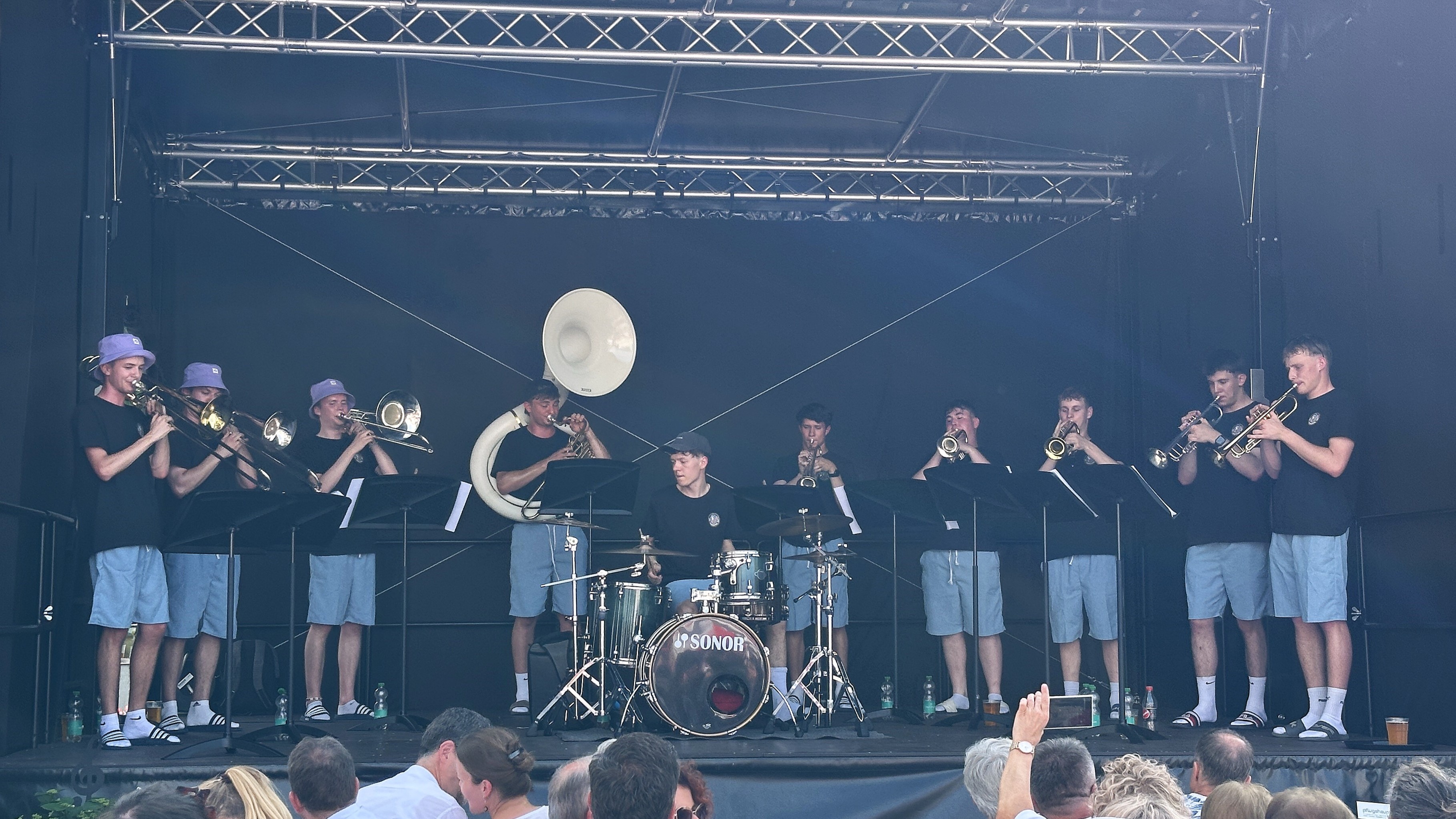 Gruppenfoto der Brass Band Bierguine auf der Bühne